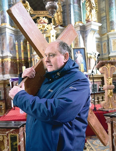 W każdy piątek Wielkiego Postu wierni idą za kapłanem  na Kalwarię Warmińską.