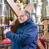 W każdy piątek Wielkiego Postu wierni idą za kapłanem  na Kalwarię Warmińską.