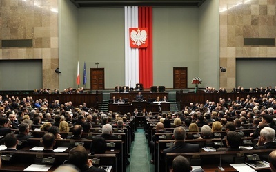 Sondaż: PiS - 38,07 proc., Solidarna Polska - 1,04 proc., Porozumienie - 0,8 proc.