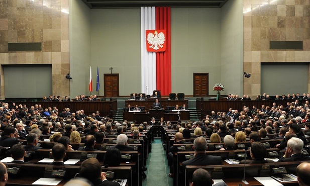 Sondaż IBRiS dla Onetu: rośnie poparcie dla PiS, spada dla KO