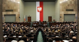 Sondaż: PiS - 38,07 proc., Solidarna Polska - 1,04 proc., Porozumienie - 0,8 proc.