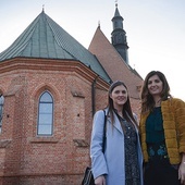 Basia Kobylarczyk (z prawej) i Ewelina Górska zapraszają do wspólnej modlitwy w kościele św. Wacława.