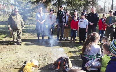 Do ogniska została dołożona żagiew, którą rozpalano w Legnicy zeszłoroczny Ogień Pokoju.