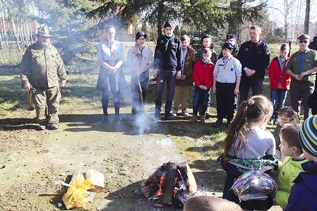 Do ogniska została dołożona żagiew, którą rozpalano w Legnicy zeszłoroczny Ogień Pokoju.