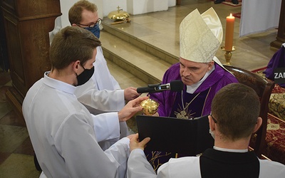 Posług liturgicznych udzielił alumnom biskup sandomierski. 