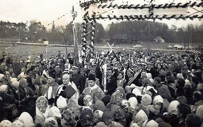 Kapłan podczas procesji ze swoimi parafianami.