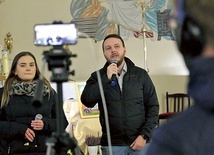 ▲	Realizowana przez telefon na Fb transmisja modlitewnego wieczoru „Strumienie”.