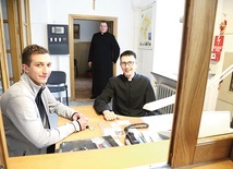 ▲	Na furcie seminaryjnej. Od lewej: Dawid Tokarz i Marcin Natonek. Stoi Dawid Basta.