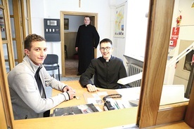 ▲	Na furcie seminaryjnej. Od lewej: Dawid Tokarz i Marcin Natonek. Stoi Dawid Basta.