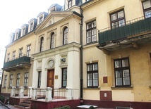 ▲	Zakład Specjalny dla Chronicznie Chorych wybudował w XIX w. hrabia Feliks Sobański jako Schronisko Paralityków  pw. św. Rocha.