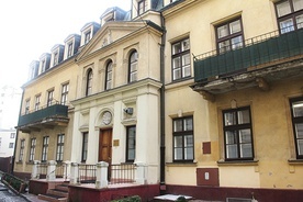 ▲	Zakład Specjalny dla Chronicznie Chorych wybudował w XIX w. hrabia Feliks Sobański jako Schronisko Paralityków  pw. św. Rocha.