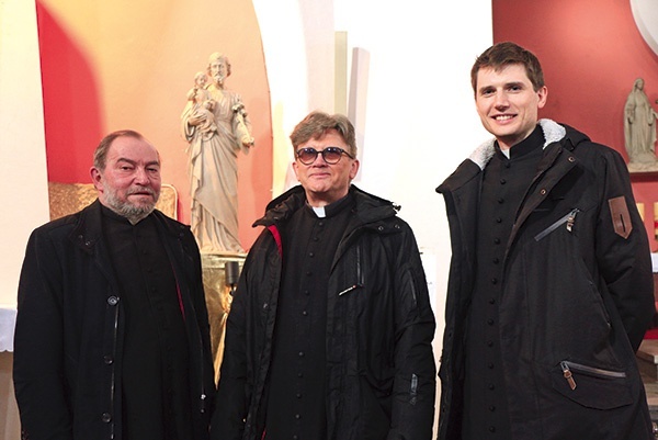 ▲	Duszpasterze od lewej: ks. Andrzej Siemiński, ks. Andrzej Gerej i ks. Artur Wojcieszak. 