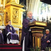 Francuski tytuł kanonika jest wyrazem wdzięczności za zaszczepienie kultu Bożego Miłosierdzia i św. Jana Pawła II w tamtejszym Kościele.