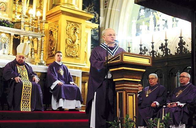 Francuski tytuł kanonika jest wyrazem wdzięczności za zaszczepienie kultu Bożego Miłosierdzia i św. Jana Pawła II w tamtejszym Kościele.