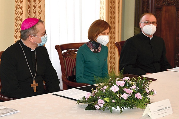 ▲	Konferencja prasowa na temat listu papieża Franciszka do chorych. Na zdjęciu: Renata Malinowska obok bp. Tadeusza Lityńskiego i ks. Tomasza Duszczaka – diecezjalnego duszpasterza chorych i służby zdrowia.