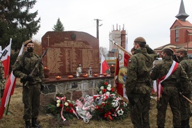 Pomnik w Zielonej Ciechanowskiej jest najstarszym upamiętnieniem żołnierzy wyklętych na ziemi przasnyskiej i ciechanowskiej.