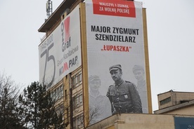 Olsztyn. Odsłonięto baner poświęcony Zygmuntowi Szendzielarzowi ps. Łupaszka