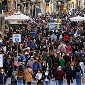 Zmniejszenie restrykcji pandemicznych w południowych Włoszech spowodowało, że tłumy wyszły  na ulice.
6.02.2021 Neapol