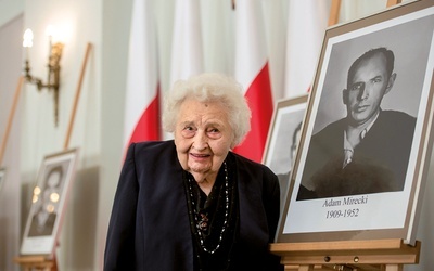 Maria Mirecka-Loryś na uroczystościach pogrzebowych brata Adama.