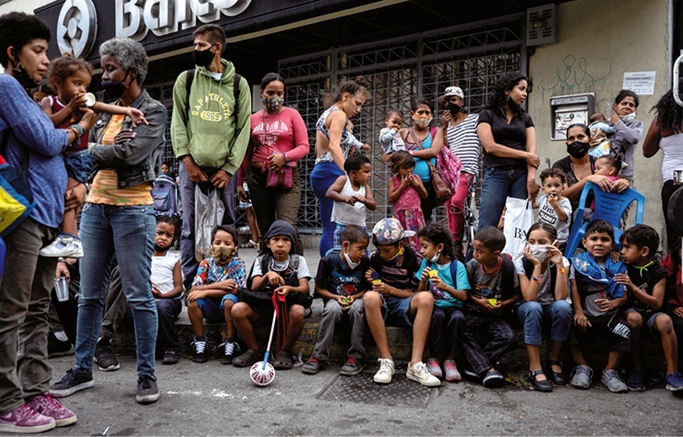 Wenezuelczycy w Caracas, oczekujący w kolejce po pomoc charytatywną.