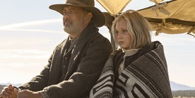 Tom Hanks jako kapitan Kidd i Helena Zengel w roli Johanny grają główne role w filmie „Nowiny ze świata”.