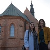 Basia Kobylarczyk (z prawej) i Ewelina Górska zapraszają do wspólnej modlitwy w kościele św. Wacława.
