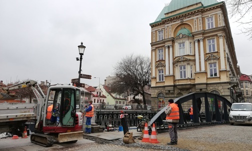Bielsko-Biała. Most na rzece Białej upodobnił się do swojego XIX-wiecznego pierwowzoru