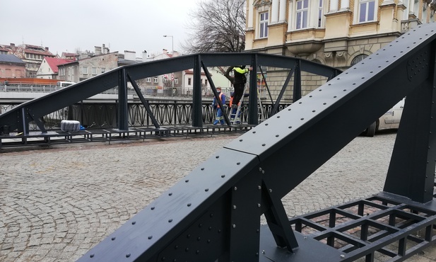Bielsko-Biała. Most na rzece Białej upodobnił się do swojego XIX-wiecznego pierwowzoru