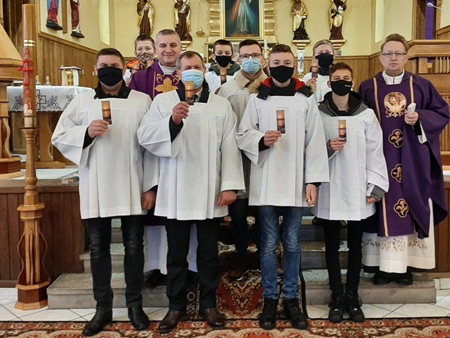 Kapłani ks. Jacek Kucharski (z prawej) i ks. Tadeusz Mazur z liturgiczną służbą ołtarza w Grzmucinie.