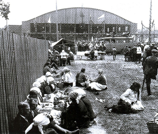 Uczestnicy Kongresu Euchaystycznego w 1932 roku przed halą.