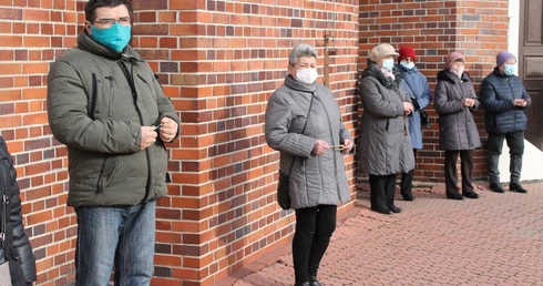 Legnica. Flash mob pod kościołem
