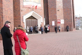 Legnica. Flash mob pod kościołem