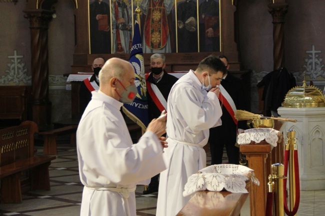 Zaniosą Pana Jezusa chorym