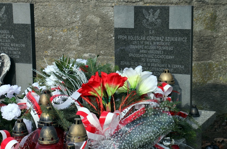 Grób ppor. Bolesława Odrowąża-Szukiewicza "Bystrzca" na cmentarzu w Opocznie.