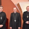 Abp Tadeusz Wojda (w środku) z biskupami pomocniczymi - bp. Wiesławem Szlachetką (z prawej) i bp. Zbigniewem Zielińskim. 