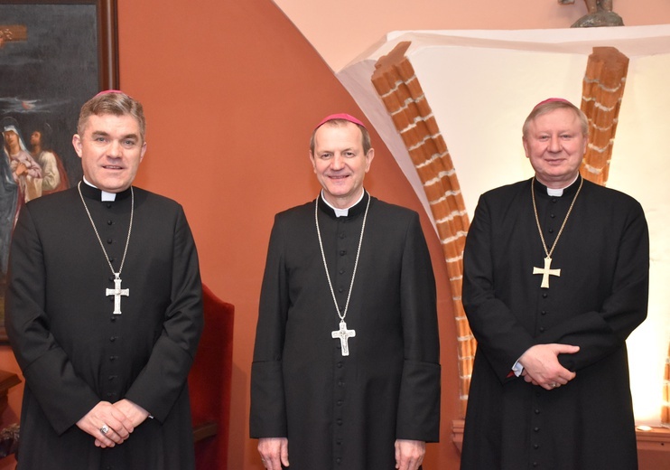 Abp Tadeusz Wojda (w środku) z biskupami pomocniczymi - bp. Wiesławem Szlachetką (z prawej) i bp. Zbigniewem Zielińskim. 