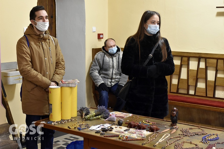 Przy wyjściu z kościoła wierni mogli się zaopatrzyć w misyjne różańce i afrykańskie przedmioty codziennego użytku.