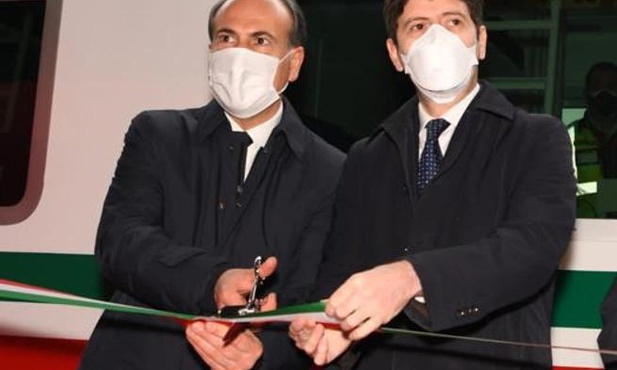Z lewej prezes FS Gianfranco Battisti, obok - minister zdrowia Roberto Speranza.