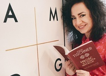 ▲	Joanna Podsadecka wiele lat zastanawiała się, dlaczego autor „Myślenia według wartości” o miłości mówił tak niewiele.