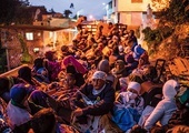 ▲	Codziennie rzesze ludzi uchodzą z kraju.