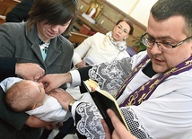 W tradycyjnej formie sakramentu namaszcza się olejem katechumenów, co w liturgii posoborowej jest fakultatywne.
