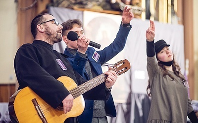 Podczas spotkania, które poprowadził o. Mirosław Jajko SJ, był czas na radosną integrację oraz modlitwę adoracyjną i spowiedź. 