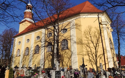 W ostatnich latach cały kościół został odmalowany na kolor żółty.