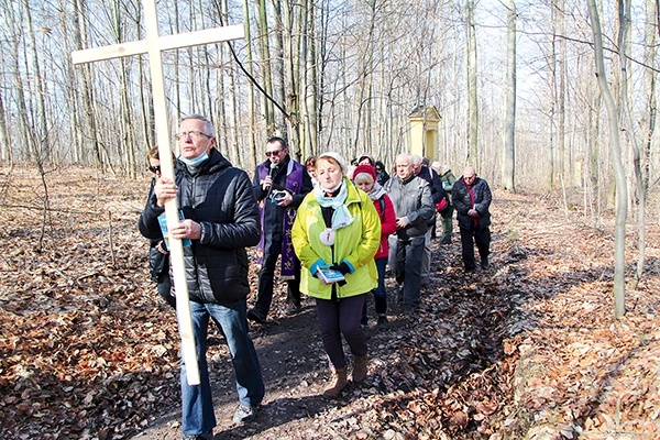 Modlitwa trwała przy kaplicach, których budowę zainicjowała w 1734 r. cysterska ksieni Zofia Korczyńska.