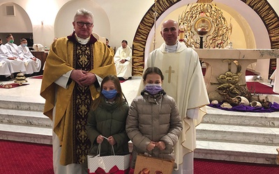 Zwyciężczynie odebrały nagrodę od księży Jana Folcika (z lewej) i Mariusza Kusiaka.