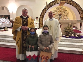 Zwyciężczynie odebrały nagrodę od księży Jana Folcika (z lewej) i Mariusza Kusiaka.