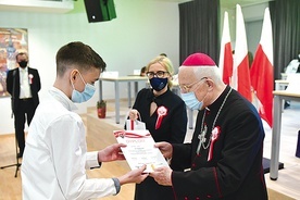 Nagrody w Muzeum Ziemi Lubuskiej w Zielonej Górze wręczył bp Paweł Socha.