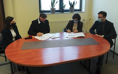 	Dokumenty podpisali dr hab. Joanna Smarż, prof. UTH,  oraz ks. Mirosław Prasek.