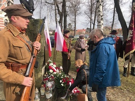 Pod żywieckim pomnikiem żołnierzy „Bartka”.