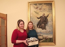 Anna Rzyman i Xymena Borowiak wraz ze skoczowską oazą dorosłych namawiają do modlitewnego wsparcia duchownych.